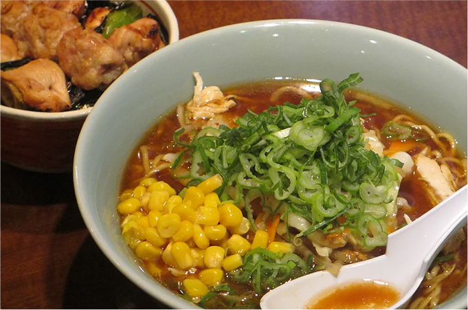 味噌ラーメンと焼き鳥小丼セット